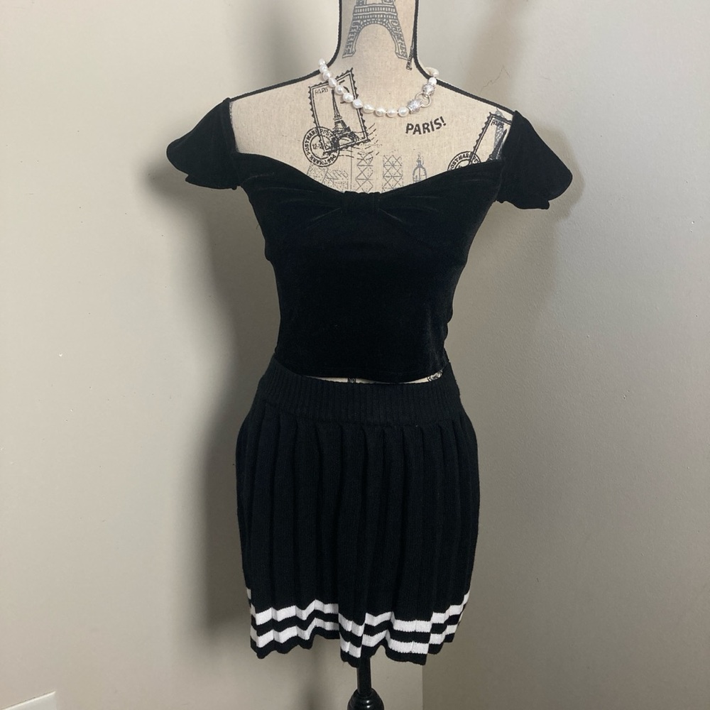Chic Black and White Striped Pleated Knit Mini Skirt